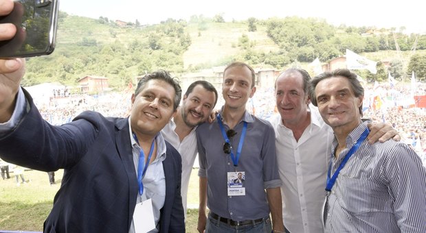 Pontida 2018: i governatori della Lega con il segretrario federale. Da sin Toti, Salvini, Fedriga, Zaia, Fontana