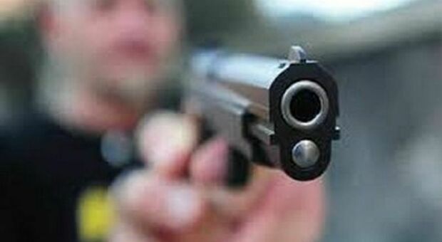 Pistola in mano, minacciano l'amministratore della Bar.s.a. Indagini su due episodi