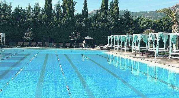 Avellino, la piscina comunale è chiusa: assalto alle strutture private contro il caldo