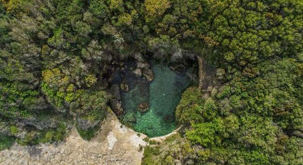 Salento, la piscina caraibica nata dal crollo di una grotta: ecco come raggiungerla