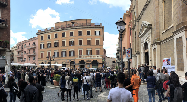 Roma, addio al ragazzo ucciso dal suocero a Tivoli: musica di Vasco Rossi e palloncini