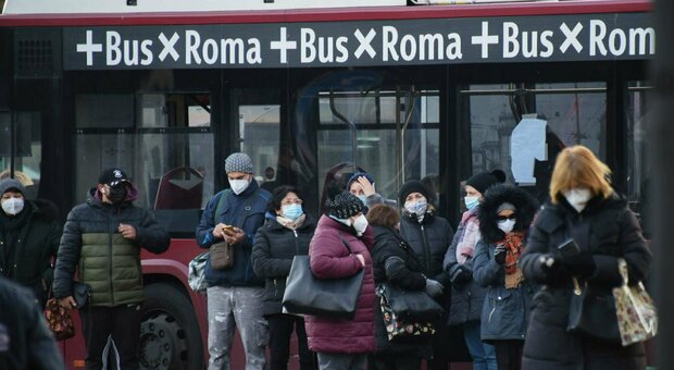 Roma, la resa di Atac: «Non prendete gli autobus durante le ore di punta»