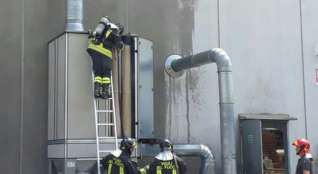 L'intervento dei vigili del fuoco nella zona industriale di Ponte Rosso