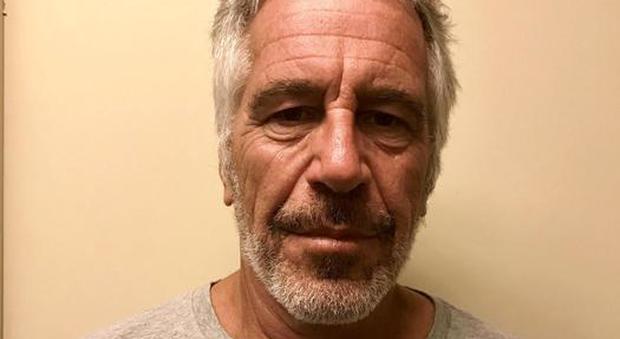 Epstein morto suicida, eredità di 634 milioni di dollari: ora in 130 dicono di essere figli suoi