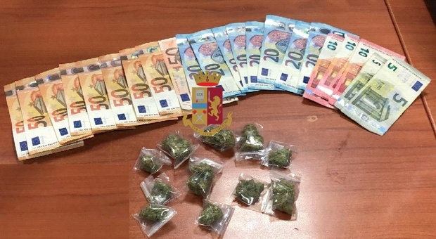 Napoli, in fuga con le dosi di marijuana: spacciatore arrestato a Scampia