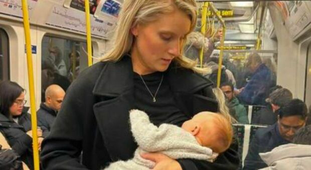 Mamma allatta la figlia in piedi mentre è in metropolitana: «Nessuno mi ha offerto il posto per farmi sedere»