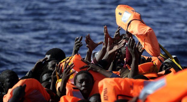 Migranti, le ombre sui contatti tra trafficanti e marinai