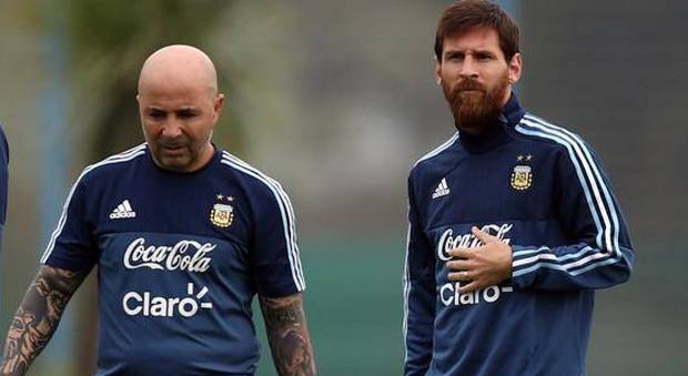 Jorge Sampaoli, ct dell Argentina e Lionel Messi, fenomeno del Barcellona. Discendono da immigrati marchigiani partiti da Potenza Picena e Recanati