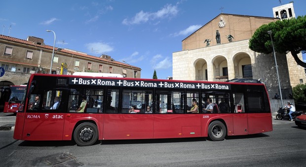 Roma, l'autista del bus aggredito dalla baby gang: «Ora ho paura di tornare al lavoro»