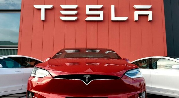 Tesla, crollo a Wall Street: -16% ed esclusione S&P 500. E General Motors compra 11% di Nikola, produttore camion elettrici