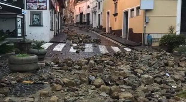 Maltempo, frana muraglione a Ischia: massi e detriti invadono le strade