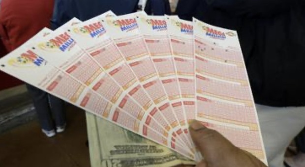 Settantenne vince 12 mila dollari alla lotteria, ma dimentica il biglietto nel negozio