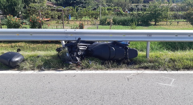 Lo scooter ha finito la corsa sull'asfalto sotto il guardrail, ferito in modo serio il 68enne alla guida