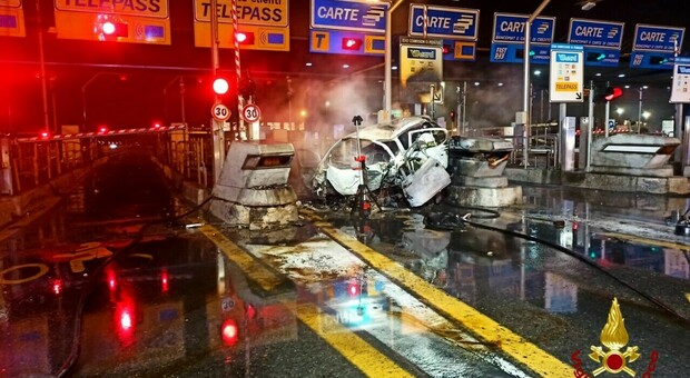 Milano, incidente in autostrada: 45enne si schianta contro il casello e muore sul colpo