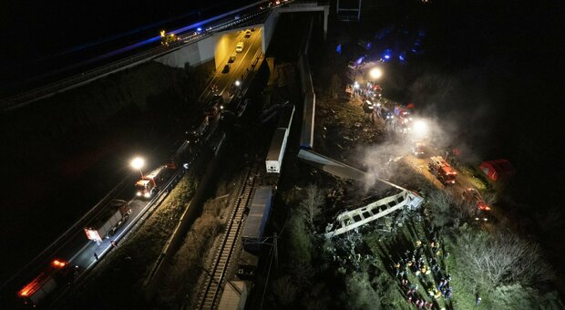 Grecia, treno deraglia e si scontra con un altro: almeno 32 morti e 85 feriti. Vagoni in fiamme, passeggeri intrappolat