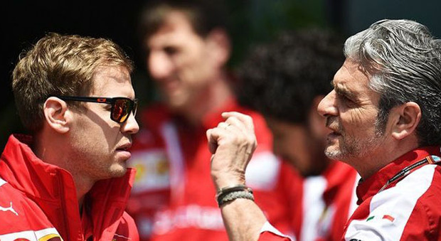 Sebastian Vettel (a sinistra) e Maurizio Arrivabene team principal della Ferrari