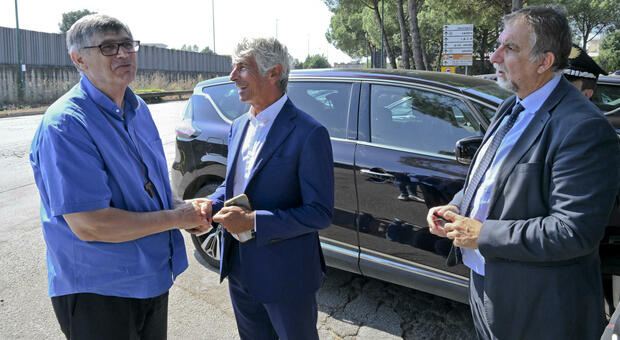 Il ministro per lo Sport, Andrea Abodi con il commissario alla riqualificazione di Caivano Fabio Ciciliano ed il parroco Maurizio Patriciello
