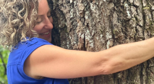 Donna "fidanzata" con un albero: «Sono ecosessuale, ho sentito una connessione erotica»