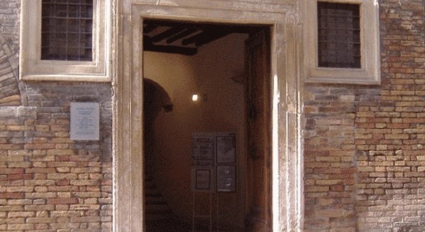 Urbino, il custode di Casa Raffaello stroncato da un infarto mentre va al lavoro a piedi