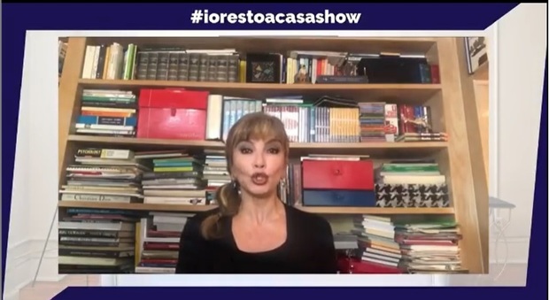 #Iorestoacasashow, Milly Carlucci porta i vip sui social: «Per passare insieme una mezz’ora scacciapensieri»