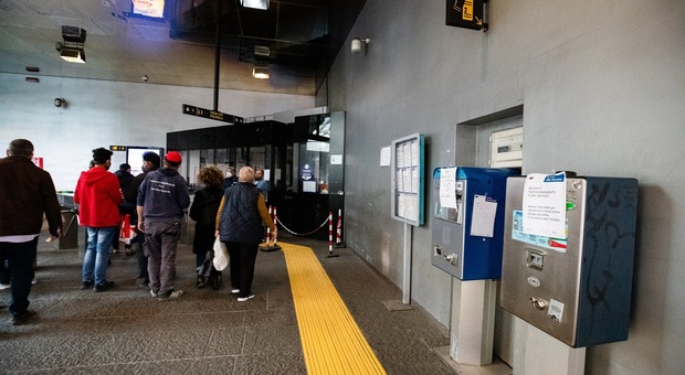 Napoli, macchinette fuori uso al metrò Garibaldi: un'ora di fila per comprare i biglietti