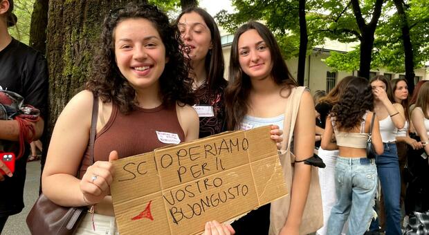 Scioperiamo per il vostro bongusto, lo slogan della protesta degli studenti davati al liceo Fogazzaro