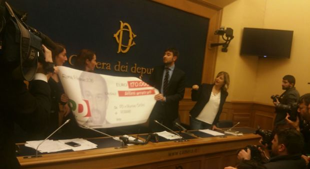 M5S, Di Battista: Buzzi e Carminati erano garanti del Pd. Piano anti-sprechi da 1,2 miliardi