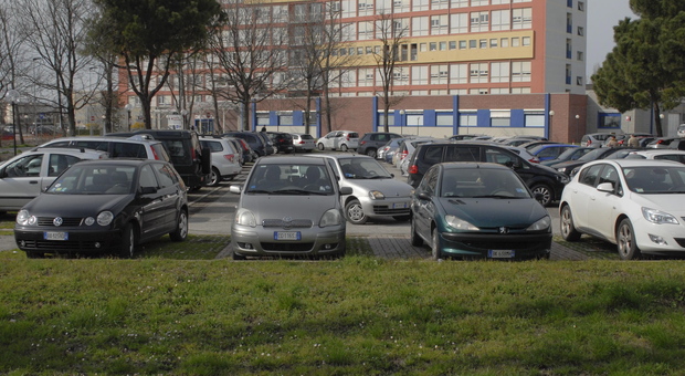 Ha le doglie fuori dall'ospedale e partorisce nel parcheggio: il caso a Chioggia