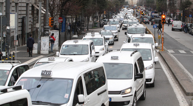 Sciopero dei taxi a Napoli domani dalle 8 alle 22, a Roma manifestazione nazionale contro il ddl concorrenza