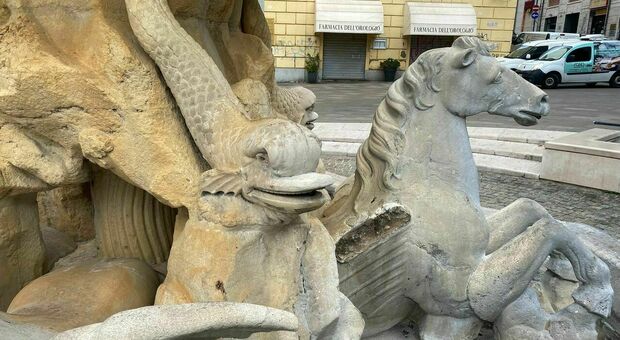Ancona, out fontane e bagni (devastati): piazza Roma ferita e incerottata. Ma per quanto tempo ancora?