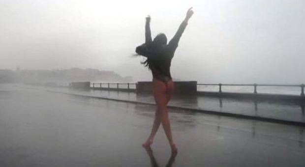 Ady Descarada mentre balla nella tempesta in via Partenope