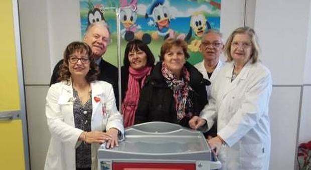 Latina, carrello con defibrillatore e ossigeno donato al reparto di Neonatologia del Goretti