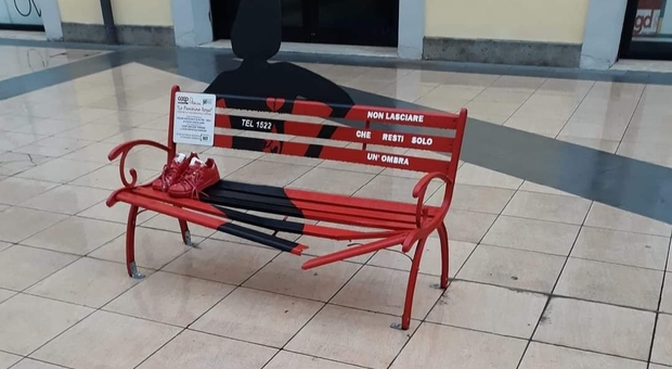 Civita Castellana, danneggiata la panchina rossa simbolo della lotta anti-violenza sulle donne