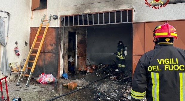 Stanghella. Prende fuoco un garage: una donna centenaria portata in ospedale