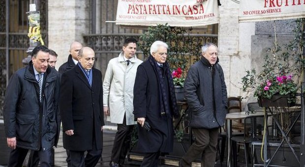 Mattarella, primo giorno da Presidente: messa e passeggiata