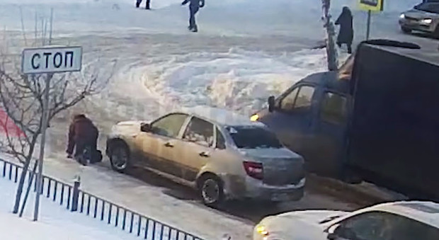 Russia, scivola sulla neve ghiacciata e viene investita da un'auto tra l'indifferenza di tutti