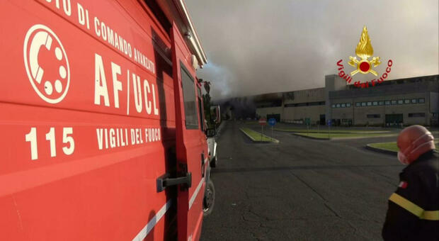 Roma brucia ancora, fiamme a Malagrotta lambiscono l'impianto Ama e un deposito di carburante per aerei