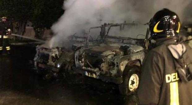 Roma, incendio nella sede della protezione civile a Ponte Galeria: bruciate 5 auto