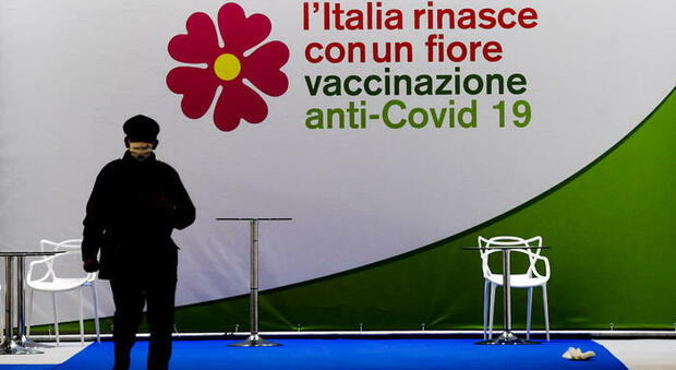 Vaccino Covid a Napoli, la guerra tra commercialisti e ordini di avvocati