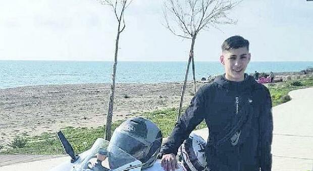 Sbanda con la sua moto e finisce contro un palo Gennaro muore a 18 anni