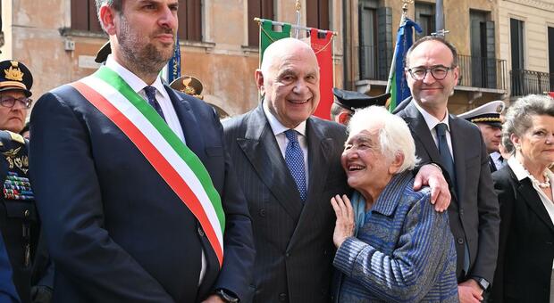 La 91enne Bertilla Casarin in piazza dei Signori a Treviso per la cerimonia del 7 aprile assieme al ministro della giustizia CArlo Nordio e al sindaco Mario Conte
