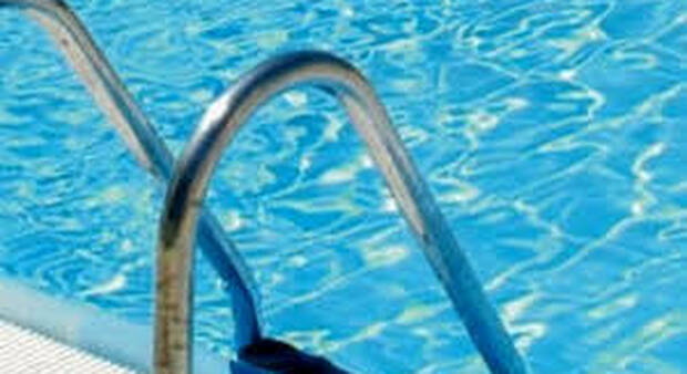 Bambina di 4 anni caduta nella piscina di casa muore in ospedale