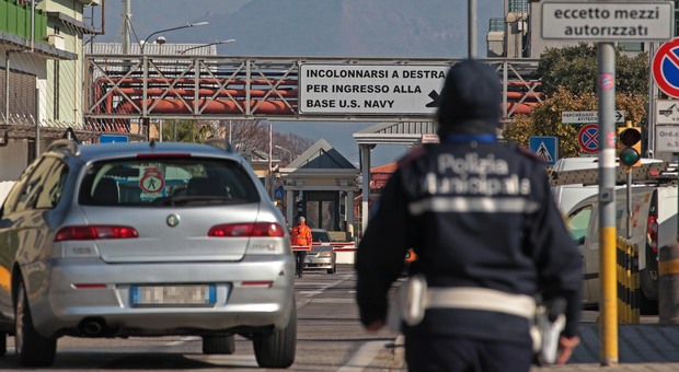 Parcheggiatori abusivi con il reddito di cittadinanza a Napoli: scattano le denunce