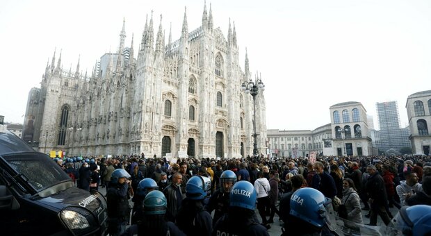 Un momento del corteo di sabato in piazza Duomo