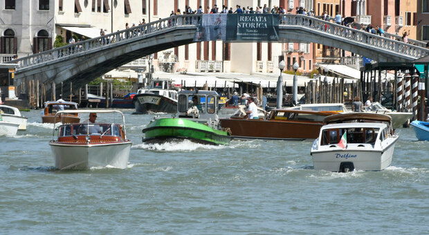 Moto ondoso a Venezia, le rive sono a pezzi. Oggi vertice d'urgenza per riattivare i controlli con i telelaser