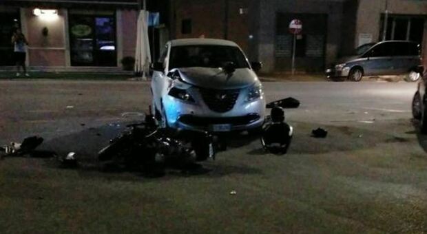 Cassino, scontro tra un'auto e uno scooter nella notte: grave un minorenne