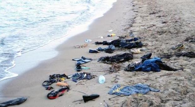 Vestiti e oggetti abbandonati su una spiaggia turca dopo l'ennesimo naufragio di un viaggio della speranza finito male