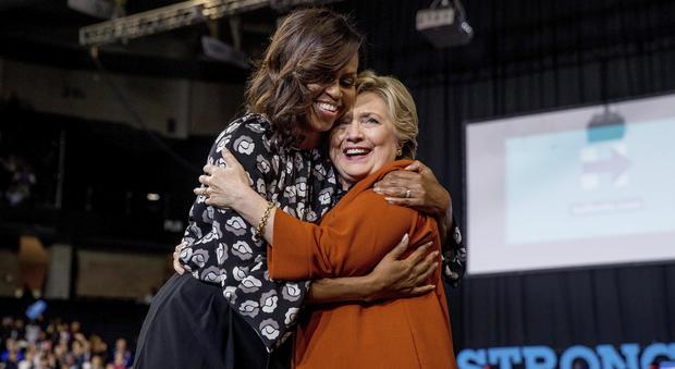 Michelle Obama con Hillary Clinton: “In gioco la dignità delle donne”. Sondaggi, Trump rimonta