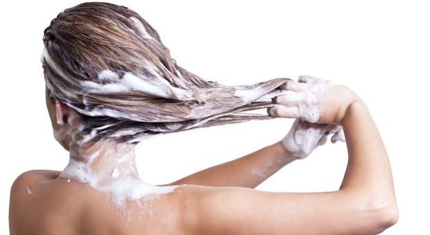 Ogni quanto vanno lavati i capelli? Ecco cosa dicono gli esperti