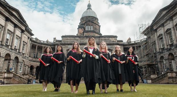 Le sette studentesse scozzesi che hanno ricevuto oggi la laurea al posto delle sette che furono cacciate